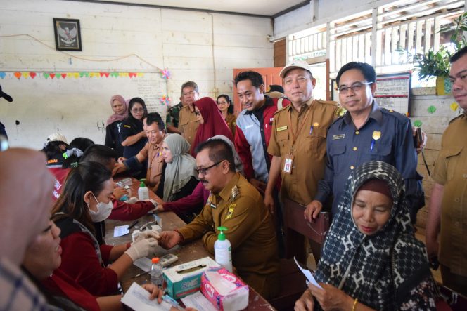 
					Ketua Sementara DPRD Gumas Herbert Y. Asin, mengawal Pj Bupati Herson B. Aden saat periksa kesehatan di Desa T Miwan, Selasa (22/10).