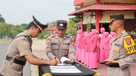 FOTO : Kappolres Katingan AKBP Chandra Ismawanto, saat Sertijab empat Perwira di halaman Polres setempat.