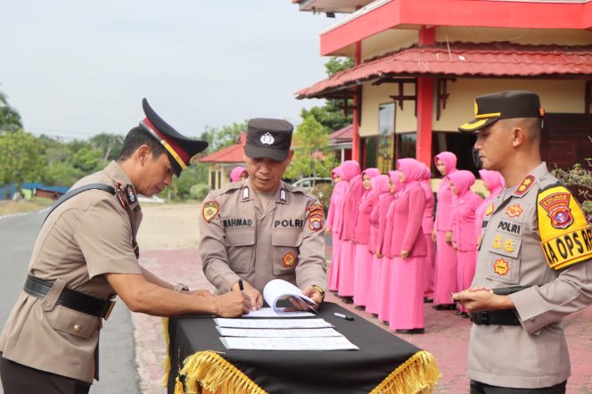 
					FOTO : Kappolres Katingan AKBP Chandra Ismawanto, saat Sertijab empat Perwira di halaman Polres setempat.