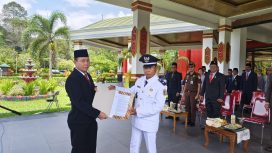 FOTO : Pj Bupati Katingan Sutoyo, saat melantik Pj Kades Tumbang Gaei, Tatang.