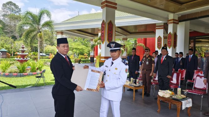 
					FOTO : Pj Bupati Katingan Sutoyo, saat melantik Pj Kades Tumbang Gaei, Tatang.