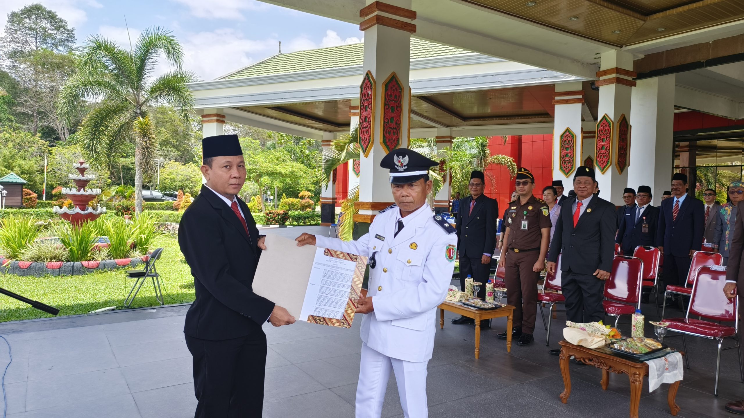 FOTO : Pj Bupati Katingan Sutoyo, saat melantik Pj Kades Tumbang Gaei, Tatang.