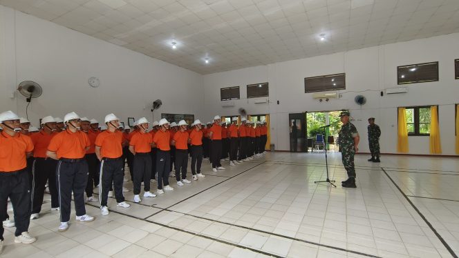 
					FOTO : Kasdim 1019 Katingan Mayor Inf Selamet Dyanur saat memberikan sambutan ke peserta. 