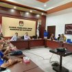 FOTO : Ketua KPU Katingan Wahyuni, didampingi Komisioner Didin Niaton, saat rapat persiapan debat kandidat pertama.