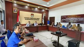FOTO : Ketua KPU Katingan Wahyuni, didampingi Komisioner Didin Niaton, saat rapat persiapan debat kandidat pertama.