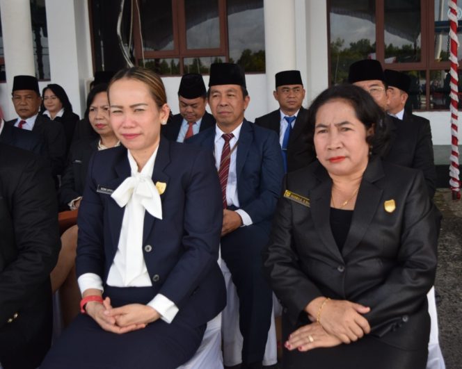 
					Wakil Ketua Sementara DPRD Gumas Nomi Aprilia (satu kiri).