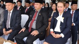Wakil Ketua Sementara DPRD Gumas Nomi Aprilia( satu kanan)
