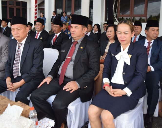 
					Wakil Ketua Sementara DPRD Gumas Nomi Aprilia( satu kanan)