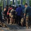 Tampak Jembatan Kurun-Palangka Raya sedang rusak dan mobil terperosok saat melintasi jembatan, Kamis (17/10/2024).