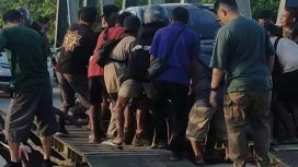 Tampak Jembatan Kurun-Palangka Raya sedang rusak dan mobil terperosok saat melintasi jembatan, Kamis (17/10/2024).