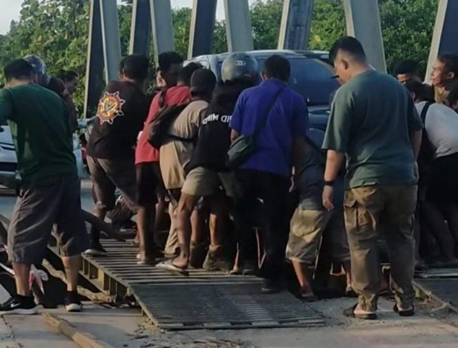 
					Tampak Jembatan Kurun-Palangka Raya sedang rusak dan mobil terperosok saat melintasi jembatan, Kamis (17/10/2024).