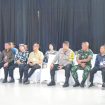 Ketua Sementara DPRD Gumas Herbert Y Asin sedang mendampingi Pj Bupati Herson B Aden saat menonton debat paslon di GPU Damang Batu, Sabtu (26/10/2024) malam.