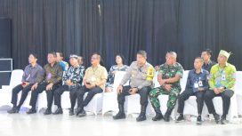 Ketua Sementara DPRD Gumas Herbert Y Asin sedang mendampingi Pj Bupati Herson B Aden saat menonton debat paslon di GPU Damang Batu, Sabtu (26/10/2024) malam.
