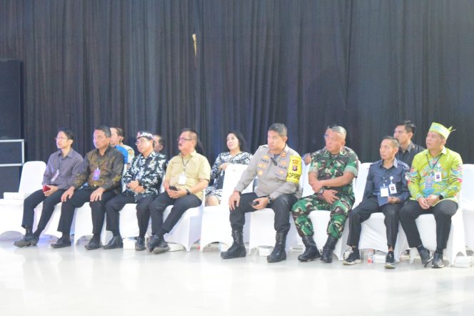 
					Ketua Sementara DPRD Gumas Herbert Y Asin sedang mendampingi Pj Bupati Herson B Aden saat menonton debat paslon di GPU Damang Batu, Sabtu (26/10/2024) malam.