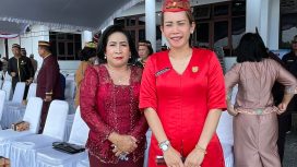 Wakil Ketua DPRD Gumas Nomi Aprilia didampingi anggotanya Rusmila saat menghadiri apel peringatan sumpah pemuda di depan kantor bupati setempat, Senin (28/10/2024).