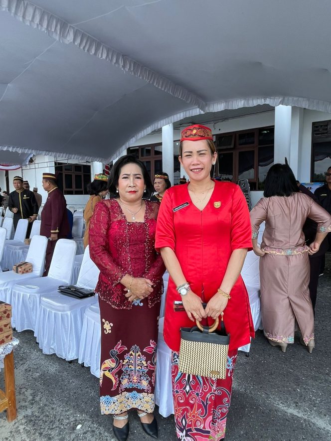 
					Wakil Ketua DPRD Gumas Nomi Aprilia didampingi anggotanya Rusmila saat menghadiri apel peringatan sumpah pemuda di depan kantor bupati setempat, Senin (28/10/2024).