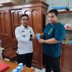 Eko Chandra. Petugas Lapas Kelas IIB Muarah Teweh saat menyerahkan alat Tes Urine