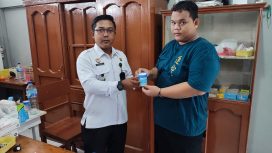 Eko Chandra. Petugas Lapas Kelas IIB Muarah Teweh saat menyerahkan alat Tes Urine