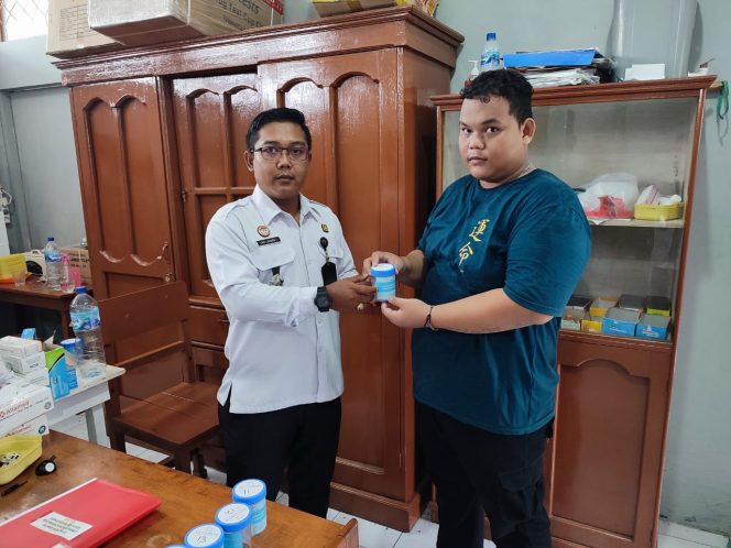 
					Eko Chandra. Petugas Lapas Kelas IIB Muarah Teweh saat menyerahkan alat Tes Urine