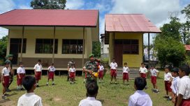 FOTO : Babinsa Kodim 1019/Katingan bersama jajaran saat kegiatan komsos program TNI Peduli.