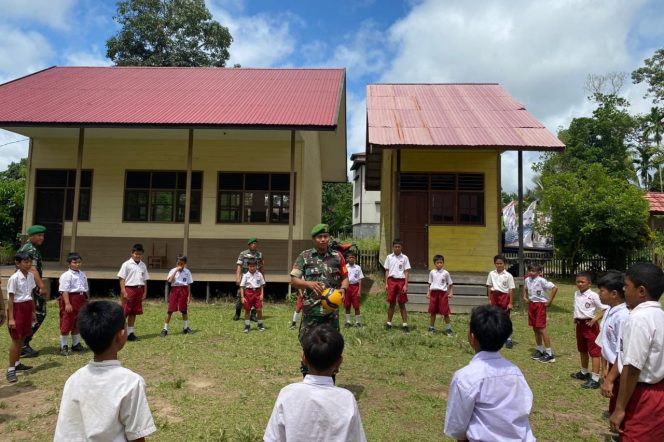 
					FOTO : Babinsa Kodim 1019/Katingan bersama jajaran saat kegiatan komsos program TNI Peduli.