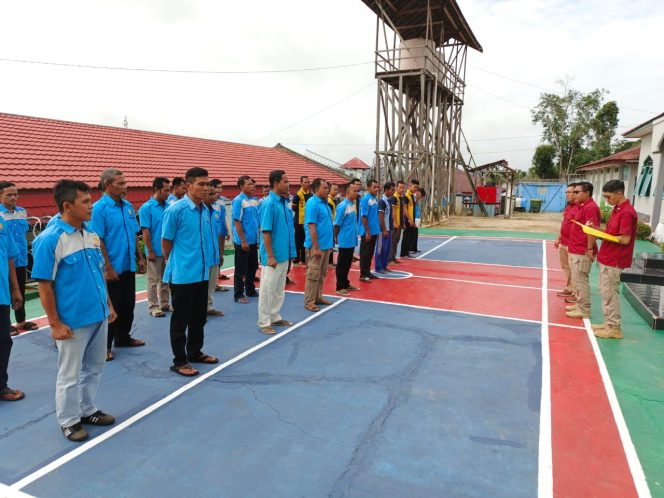 
					Petugas Lapas Kelas IIB Muara Teweh saat memberikan arahan bagi WBP Tamping. 