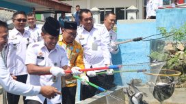 Kepala Divisi Pemasyarakatan (Kadivpas) Kantor Wilayah Kementerian Hukum dan ham Kalimantan Tengah Tri Saptono Sambudi saat Ikut Panen Ikan Lele hasil Budidaya WBP Lapas Muara Teweh