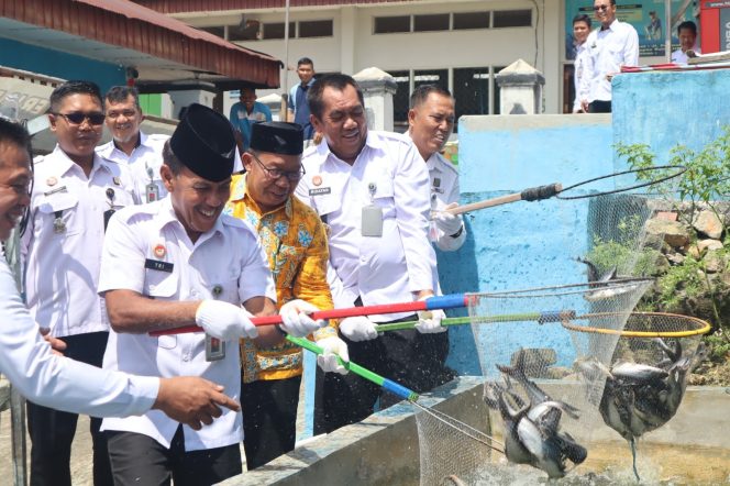 
					Kepala Divisi Pemasyarakatan (Kadivpas) Kantor Wilayah Kementerian Hukum dan ham Kalimantan Tengah Tri Saptono Sambudi saat Ikut Panen Ikan Lele hasil Budidaya WBP Lapas Muara Teweh