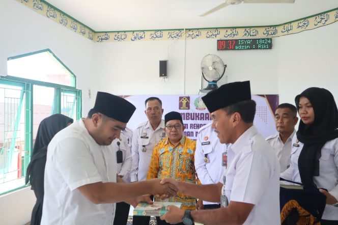 
					Kadivpas Kanwil Kemenkumham Provinsi Kalimantan Tengah Tri Saptono Sambudji saat Pembukaan Pesantren di Lapas Kelas IIB Muara Teweh