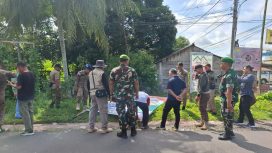 FOTO : Suasana anggota Kodim 1019 Katingan saat dampingi Bawaslu dan pihak Pemerintah melaksanakan Penertiban APK