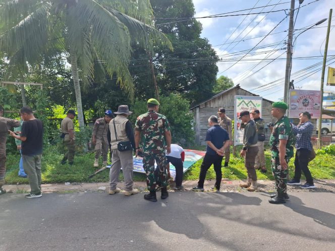 
					FOTO : Suasana anggota Kodim 1019 Katingan saat dampingi Bawaslu dan pihak Pemerintah melaksanakan Penertiban APK