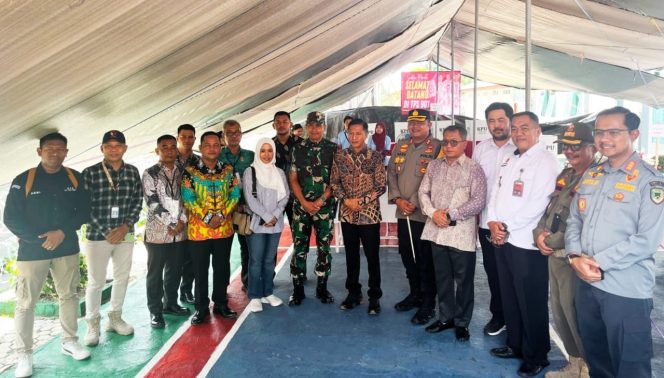 
					Kalapas Muara Teweh Hudzaifah Makmur Hidayah didampingi unsur Forkopimda Kabupaten Barito Utara usai pencoblosan di Lokasi Khusus TPS Lapas