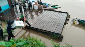 FOTO : Suasana pengawalan pengamanan Pendistribusian Logistik dari pihak Kodim 1019/Katingan melalui jalur sungai.