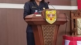 Anggota DPRD Gumas Elvi Esie saat menyampaikan pandangan umum fraksinya di gedung dewan, baru-baru ini.