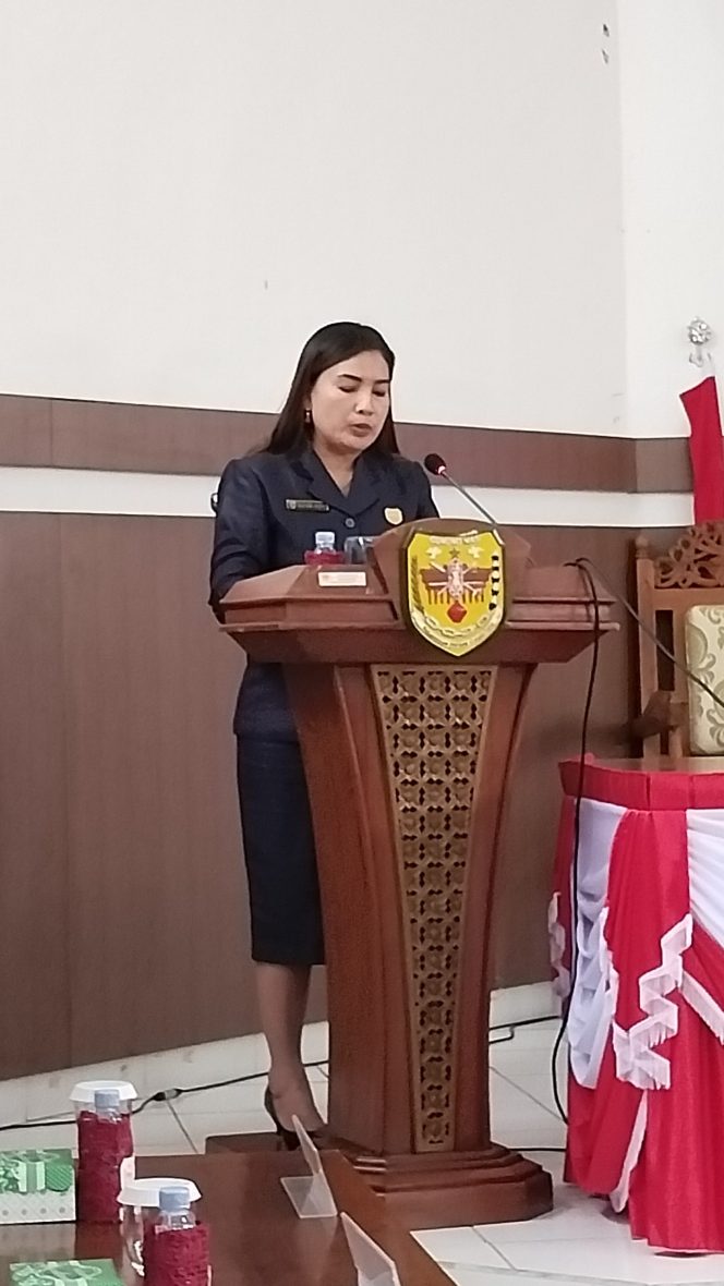 
					Anggota DPRD Gumas Elvi Esie saat menyampaikan pandangan umum fraksinya di gedung dewan, baru-baru ini.