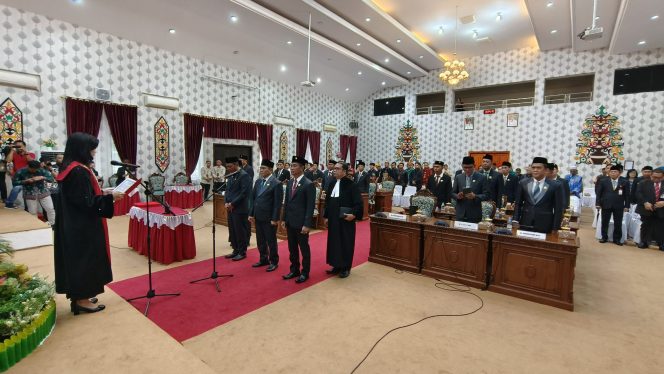 
					FOTO : Suasana pelantikan Ketua dan Wakil Ketua DPRD Katingan periode 2024-2029, di ruang rapat Paripurna DPRD .