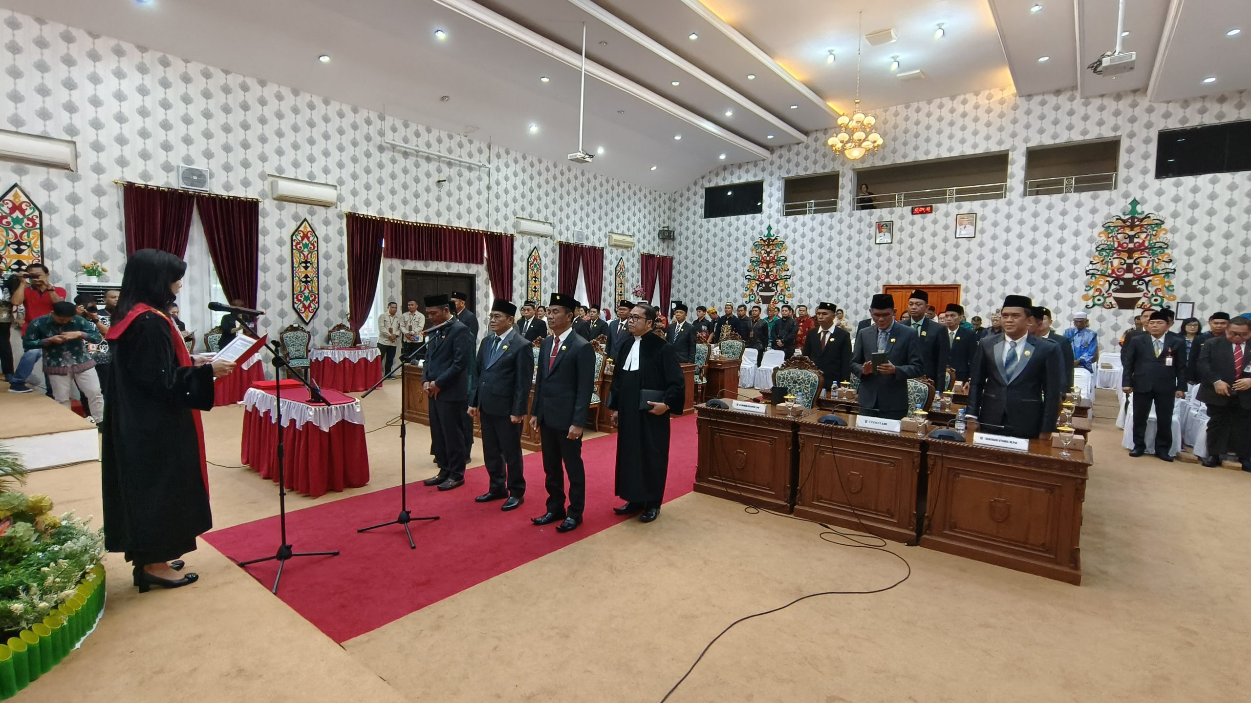 FOTO : Suasana pelantikan Ketua dan Wakil Ketua DPRD Katingan periode 2024-2029, di ruang rapat Paripurna DPRD .