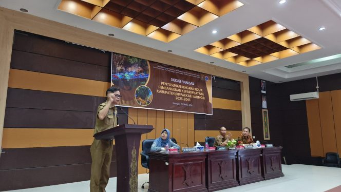 
					FOTO : Asisten II Setda Katingan Eka Surya Dilaga, saat membuka kegiatan Diskusi. 