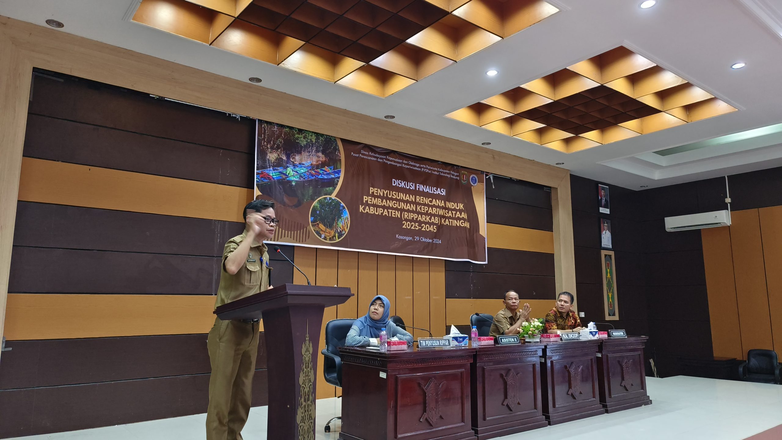 FOTO : Asisten II Setda Katingan Eka Surya Dilaga, saat membuka kegiatan Diskusi. 