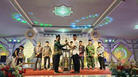 FOTO : Pj Bupati Katingan Sutoyo saat menyerahkan piala bergilir juara umum kepada Camat Katingan Kuala.