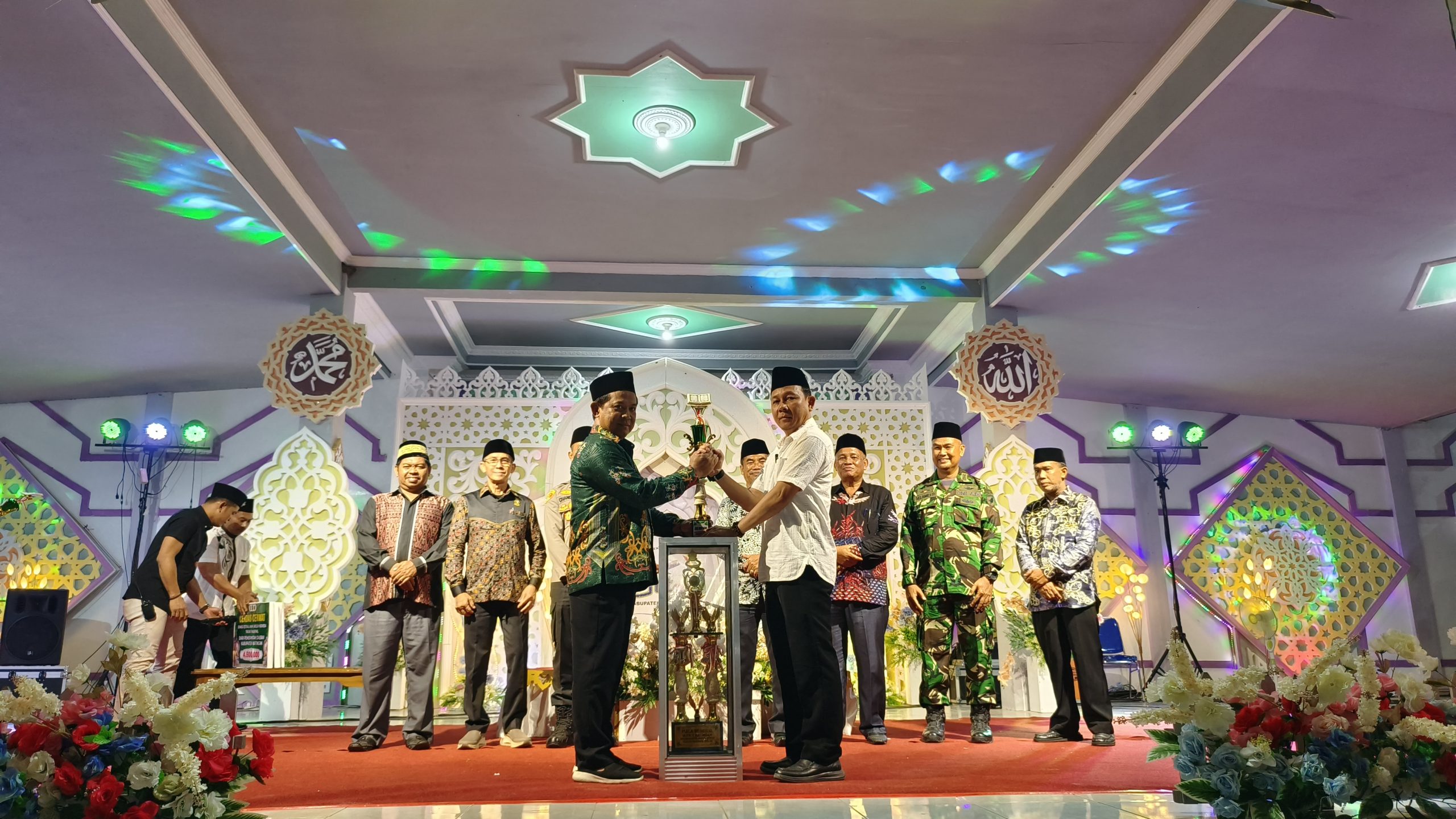 FOTO : Pj Bupati Katingan Sutoyo saat menyerahkan piala bergilir juara umum kepada Camat Katingan Kuala.