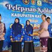 FOTO : Pj Bupati Katingan Sutoyo didampingi Istri, saat melepas keberangkatan kafilah Katingan mengikuti MTQ VII KORPRI tingkat Nasional.