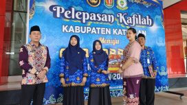 FOTO : Pj Bupati Katingan Sutoyo didampingi Istri, saat melepas keberangkatan kafilah Katingan mengikuti MTQ VII KORPRI tingkat Nasional.