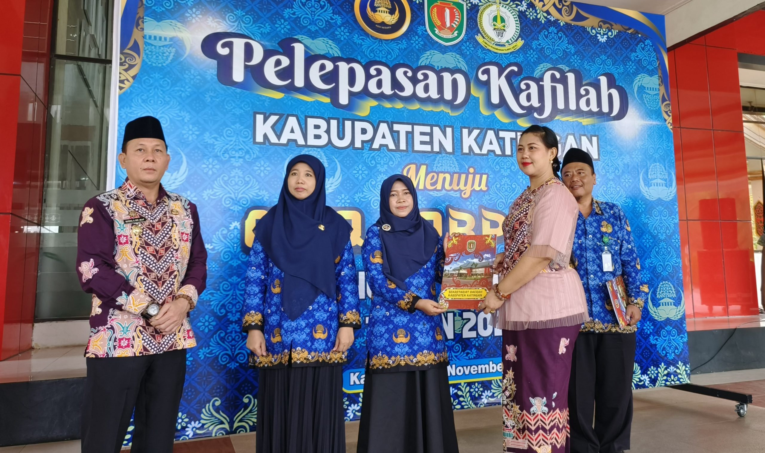 FOTO : Pj Bupati Katingan Sutoyo didampingi Istri, saat melepas keberangkatan kafilah Katingan mengikuti MTQ VII KORPRI tingkat Nasional.