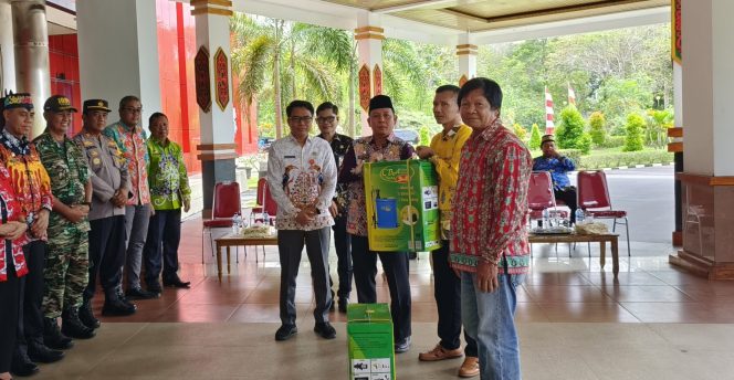 
					FOTO : Pj Bupati Katingan Sutoyo, beserta Forkopimda foto bersama usai penyerahan Sarana Produk Cabai Ke kelompok Tani.