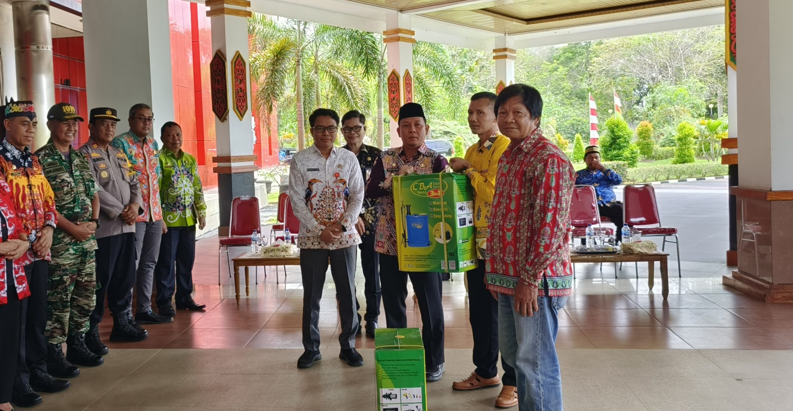 FOTO : Pj Bupati Katingan Sutoyo, beserta Forkopimda foto bersama usai penyerahan Sarana Produk Cabai Ke kelompok Tani.