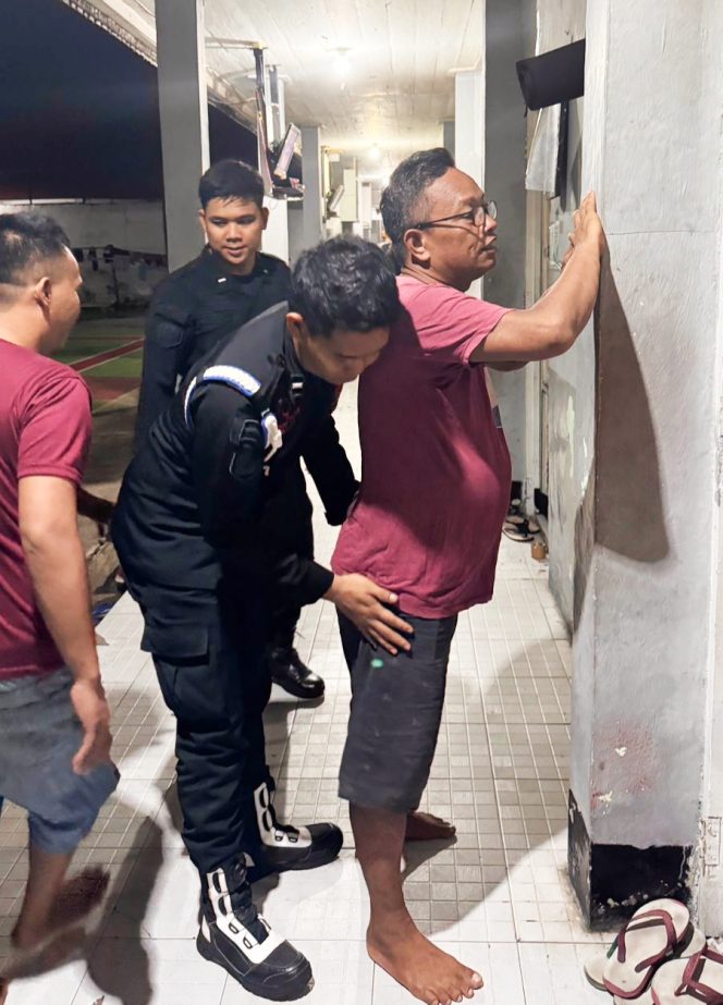 
					Petugas Lapas saat melalukan pengeledahan terhadap WBP untuk mencegah masuknya barang-barang terlarang 