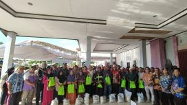 FOTO : Pj Bupati Katingan Sutoyo, bersama Forkopimda saat menyerahkan paket sembako pasar murah kepada masyarakat, di halaman gedung sport Center Kota Kasongan.