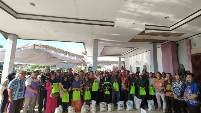 
					FOTO : Pj Bupati Katingan Sutoyo, bersama Forkopimda saat menyerahkan paket sembako pasar murah kepada masyarakat, di halaman gedung sport Center Kota Kasongan.