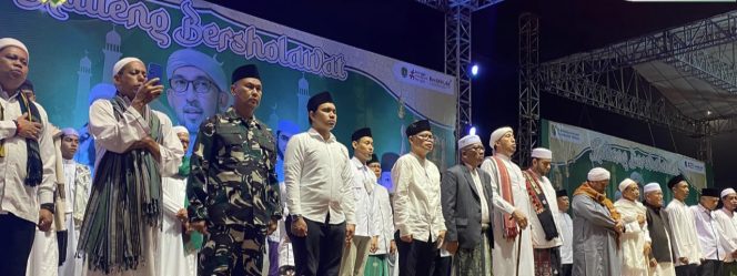 
					FOTO : Kasdim 1019/Katingan Mayor Inf Selamet Dyanur, saat turut hadir kegiatan Kalteng Bersholawat di Kota Kasongan.